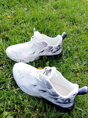 NWOT White/Black Sneakers Lightweight Mesh Upper Cushioned Sole Size 9